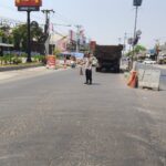Adanya Perbaikan Jalan Oleh Dinas PUPR Karawang, Personil Polsek Klari Lakukan Pengaturan Arus Lalin