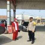 Kunjungi SPBU, Prekat Polsek Banyusari Berikan Rasa Aman