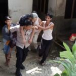 Sigap, Bhabinkamtibmas Polres Purwakarta Gendong Lansia Yang Sakit Untuk Berobat