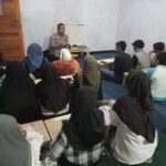 Bhabinkamtibmas Desa Margamukti Kec. Pangalengan Berbagi Ilmu Agama Dalam Pengajian Rutin Bersama Anak-anak