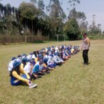 Bhabinkamtibmas Desa Margamekar Monitor Paskibra Pada Persiapan Upacara Hari Kemerdekaan RI Ke-79