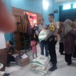 Bhabinkamtibmas Desa Sindanggalih Monitoring Penyaluran Bantuan Pangan Cadangan Beras Pemerintah (CBP) Tahun 2024