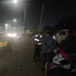 Anggota Sat Samapta Polres Karawang Polda Jabar sambangi Tukang Ojek Pangkalan pada Malam hari melalui Patroli Perintis