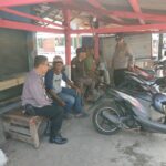 Patroli Sore Hari Polsek Cilamaya Ingatkan Warga di Pertigaan Kecepet Waspada Perdagangan Orang