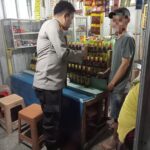 Anggota Polsek Batujaya laksanakan razia Minuman keras (Miras) di toko jamu pada malam hari