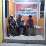 Polres Karawang, Bhabinkamtibmas Desa Kutanegara Melaksanakan Giat Sambang Pos Ronda Cegah Kriminalitas Malam Hari Ke Petugas Ronda Pada Wilayah Desa Mulyasari.