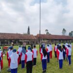 Persiapan Upacara Hari Kemerdekaan RI Ke-79, Bhabinkamtibmas Desa Margamekar Monitor Latihan Paskibra