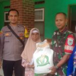 Warga Desa Melatiwangi dapat bansos beras, Binmas Polsek Cileunyi bareng babinsa berikan pengawalan dan pendampingan