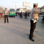 Pastikan lalulintas lancar, Unit Lantas Polsek Rancaekek pengaturan lalulintas dan bantu warga penyebrangan jalan