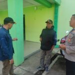 Bhabinkamtibmas Kel. Rancaekek Kencana jaga harkamtibmas kunjungi kediaman warga kemudian sampaikan pesan kamtibmas