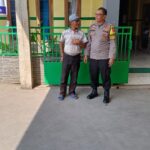 Door to door kunjungi warga, Bhabinkamtibmas Desa Sukamulya Rancaekek sampaikan pesan-pesan kamtibmas