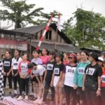 Sekda Kabupaten Nias ; Mengangkat Bendera Tanda Mulainya Lomba Lari