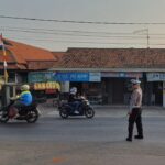 Kanit Lantas Polsek Cibatu Atur Lalu Lintas di Pagi Hari
