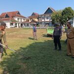Kebersihan dan Kerjasama, Polsek Cibatu Ajak Warga dalam Kegiatan Selasa Bersih