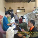 Bhabinkamtibmas Desa Cikahuripan Monitoring Penyaluran Bantuan Pangan Cadangan Beras Pemerintah (CBP) Tahap Bulan Agustus Tahun 2024