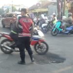 Unit Samapta Polsek Solokan Jeruk Polresta Bandung lakukan pengaturan lalu lintas Di daerah rawan macet di daerah se-kec. Solokanjeruk