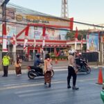 Penyebrangan Anak Sekolah jadi agenda rutin Polantas Polsek Cileunyi saat Pengaturan lalin Pagi