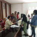 Bhabinkamtibmas dan Puskesos Pantau Bantuan Beras dari Pemerintah untuk 888 Warga Nagasari