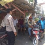 Patroli Sore Hari Polsek Cilamaya Ingatkan Warga di Pertigaan Kecepet Waspada Perdagangan Orang