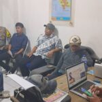 Datangi Perangkat Desa, Bhabinkamtibmas Desa Cigentur Sampaikan Pesan Kamtibmas