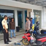 Anggota Patroli Polsek Batujaya menyampaikan Himbauan Kamtibmas kepada Scurity Bank BJB Unit Batujaya