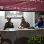 Polres Karawang, Bhabinkamtibmas Aipda Sugianto  Desa Kutamekar Melaksanakan Giat Sambang Pos Ronda Cegah Kriminalitas Malam Hari Ke Petugas Ronda Wilayah Desa Kutamekar