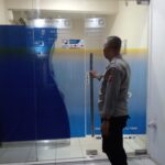 Tiga Personel Polsek Tegalwaru Pastikan Kantor Perbankan di Loji Aman Pada Patroli Malam
