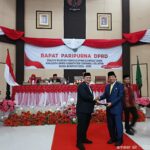 RAHMAT NASUTION S.SOS TERIMA PALU KEHORMATAN KETUA DPRD KAB TAPSEL