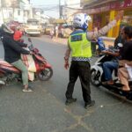 Berikan Kenyamanan Saat Berkendara Personil Polsek Majalaya Lakukan Pelayanan yang Humanis.