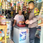 Bhabinkamtibmas Polsek Paseh Aipda Asep Kartiwa Sambangi Pemilik Toko dan Sampaikan Pesan Kamtibmas
