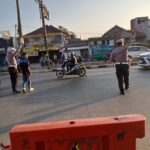Unit Lantas Polsek Rancaekek pengaturan lalulintas serta bantu warga penyebranagan jalan cegah laka lantas