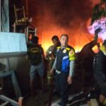 TNI Dan Polri Cek TKP dan Bersihkan Matrial Kebakaran Di Manggahang