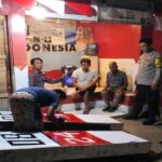 Kala Bhabinkamtibmas Ronda Bareng Warga di Poskamling Desa Sukaharja