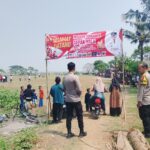 Personel Polsek Tirtajaya melaksanakan PAM Turnamen Sepak Bola Kades Cup Desa Medankarya