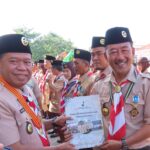HUT Pramuka ke – 63 Ketua Kwarcab Majalengka Drs. H. Eman Suherman, M.M dapat Penghargaan Lencana Melati.