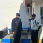 ANGGOTA BRIMOB JABAR SAMBANGI PERUMAHAN DI CIPANAS KAB. CIANJUR