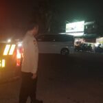 Polsek Ciampel, Aipda Asep S bersama Aipda Tono Melaksanakan Patroli Dialogis Antisipasi C3 dan Kejahatan Lainnya Pada Wilayah Perempatan Surya Cipta Desa Kutamekar.