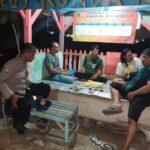 Polres Karawang, Bhabinkamtibmas Aiptu Sunartoyo  Desa Parungmulya Melaksanakan Giat Sambang Pos Ronda Cegah Kriminalitas Malam Hari Ke Petugas Ronda Wilayah Desa Parungmulya.