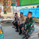 Sinergitas TNI – POLRI : Aipda Sugianto bersama Sertu Dodi Kristian Mengunjungi Masyarakat Wilayah Kantor Desa Kutamekar untuk Sosialisasi Bahaya Perdagangan Manusia dan Pencegahannya.