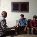 Bhabinkamtibmas Polsek Telagasari Bina Masyarakat Dalam Kegiatan Siskamling