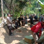 Turut Berbela Sungkawa, Bhabinkamtibmas Kutawaringin Polsek Soreang Mengantar Jenazah Ke Pemakaman