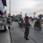 Unit Samapta Polsek Rancaekek pengaturan lalu lintas dipagi hari sebagai bentuk pelayanan prima terhadap masyarakat