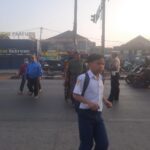 Pastikan kelancaran lalulintas, Unit Lantas Polsek Rancaekek pengaturan lalulintas serta bantu warga penyebranagan jalan