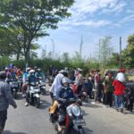 Bhabinkamtibnas Desa Citeureup Bersam Personil Polsek Dayeuhkolot Berikan Pengamanan pada Saat Karnaval dalam Rangka HUT RI ke 79