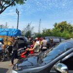 Personil Unit Lantas Polsek Dayeuhkolot Laksanakan pengaturan dan Penyebrangan di Lokasi Upacar HUT RI ke 79