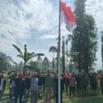 Semangat Kemerdekaan Merakyat: Ali Syakieb Bacawabup Rayakan HUT RI ke – 97 Bersama Petani di Kebun