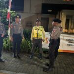 Anggota Sat Samapta Polres Karawang Polda Jabar Tingkatkan keamanan di Sumarecon karawang pada Malam hari
