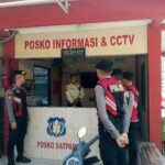 Anggota Sat Samapta Polres Karawang Polda Jabar Tingkatkan keamanan di pasar johar Karawang