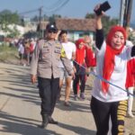 Pastikan Kegiatan HUT RI berjalan Aman, Bhabinkamtibmas Ciluncat, Kawal Gerak Jalan Santai Warga Parken Blok E