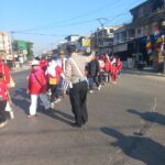 Personil Unit Lantas Polsek Dayeuhkolot Berikan Pengamanan Kegiatan Karnaval Hari Kemerdekaan RI ke 79 Tahun